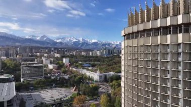Almaty, Kazakistan, 10.17.2024. Bir sonbahar sabahı Kazak şehri Almaty ve Kazakistan Oteli 'nin merkez kısmının bir kuadkopterinden görüntüler