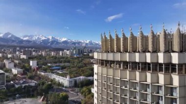 Almaty, Kazakistan, 10.17.2024. Bir sonbahar sabahı Kazak şehri Almaty ve Kazakistan Oteli 'nin merkez kısmının bir kuadkopterinden görüntüler