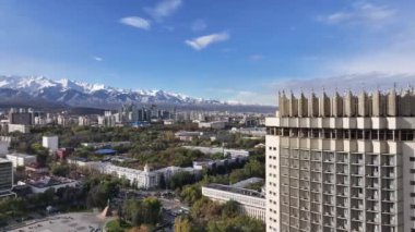 Almaty, Kazakistan, 10.17.2024. Bir sonbahar sabahı Kazak şehri Almaty ve Kazakistan Oteli 'nin merkez kısmının bir kuadkopterinden görüntüler