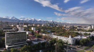 Almaty, Kazakistan, 10.17.2024. Güneşli bir sonbahar sabahında Kazak şehri Almaty 'nin orta kısmının dördüncünün görüntüsü