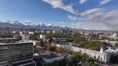 Almaty, Kazakistan, 10.17.2024. Güneşli bir sonbahar sabahında Kazak şehri Almaty 'nin orta kısmının dördüncünün görüntüsü