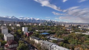 Almaty, Kazakistan, 10.17.2024. Güneşli bir sonbahar sabahında Kazak şehri Almaty 'nin orta kısmının dördüncünün görüntüsü