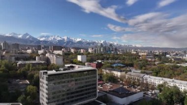 Almaty, Kazakistan, 10.17.2024. Güneşli bir sonbahar sabahında Kazak şehri Almaty 'nin orta kısmının dördüncünün görüntüsü