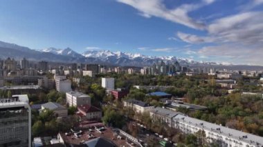 Almaty, Kazakistan, 10.17.2024. Güneşli bir sonbahar sabahında Kazak şehri Almaty 'nin orta kısmının dördüncünün görüntüsü