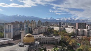 Almaty, Kazakistan, 10.17.2024. Güneşli bir sonbahar sabahında Kazak şehri Almaty 'nin orta kısmının dördüncünün görüntüsü