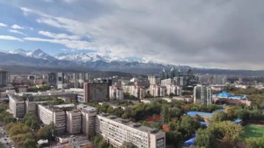 Almaty, Kazakistan, 10.17.2024. Güneşli bir sonbahar sabahında Kazak şehri Almaty 'nin orta kısmının dördüncünün görüntüsü