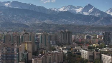 Almaty, Kazakistan, 10.17.2024. Güneşli bir sonbahar sabahında Kazak şehri Almaty 'nin orta kısmının dördüncünün görüntüsü