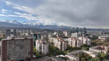 Almaty, Kazakistan, 10.17.2024. Güneşli bir sonbahar sabahında Kazak şehri Almaty 'nin orta kısmının dördüncünün görüntüsü