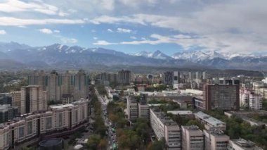 Almaty, Kazakistan, 10.17.2024. Güneşli bir sonbahar sabahında Kazak şehri Almaty 'nin orta kısmının dördüncünün görüntüsü