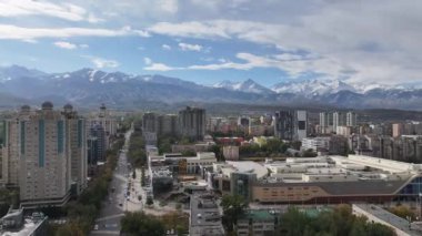 Almaty, Kazakistan, 10.17.2024. Güneşli bir sonbahar sabahında Kazak şehri Almaty 'nin orta kısmının dördüncünün görüntüsü