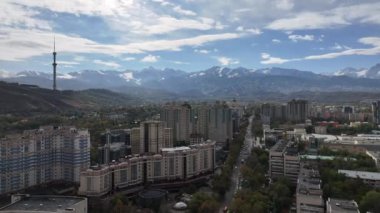 Almaty, Kazakistan, 10.17.2024. Güneşli bir sonbahar sabahında Kazak şehri Almaty 'nin orta kısmının dördüncünün görüntüsü