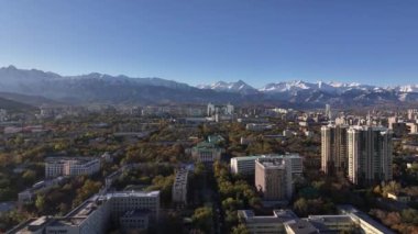 Almaty, Kazakistan, 10.18.2024. Bir sonbahar sabahı Kazak şehri olan Almaty ve Opera ve Bale Tiyatrosu 'ndan görüntüler