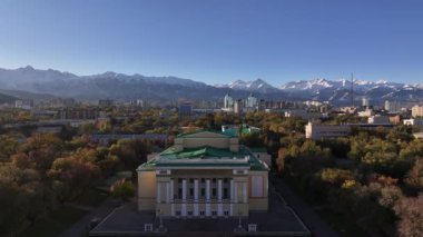 Almaty, Kazakistan, 10.18.2024. Bir sonbahar sabahı Kazak şehri olan Almaty ve Opera ve Bale Tiyatrosu 'ndan görüntüler