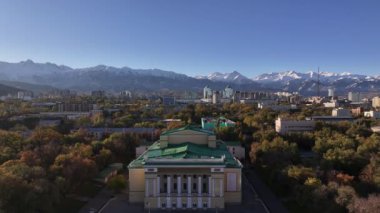 Almaty, Kazakistan, 10.18.2024. Bir sonbahar sabahı Kazak şehri olan Almaty ve Opera ve Bale Tiyatrosu 'ndan görüntüler