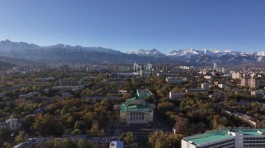 Almaty, Kazakistan, 10.18.2024. Bir sonbahar sabahı Kazak şehri olan Almaty ve Opera ve Bale Tiyatrosu 'ndan görüntüler