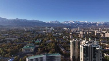Almaty, Kazakistan, 10.18.2024. Bir sonbahar sabahı Kazak şehri olan Almaty ve Opera ve Bale Tiyatrosu 'ndan görüntüler