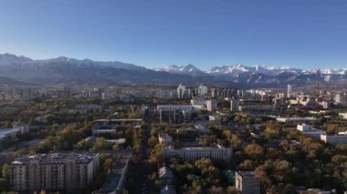  Güneşli bir sonbahar sabahında Kazak şehri Almaty 'nin orta kısmının dördüncünün görüntüsü