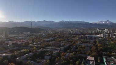  Güneşli bir sonbahar sabahında Kazak şehri Almaty 'nin orta kısmının dördüncünün görüntüsü