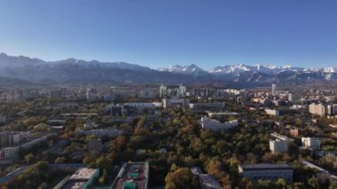  Güneşli bir sonbahar sabahında Kazak şehri Almaty 'nin orta kısmının dördüncünün görüntüsü