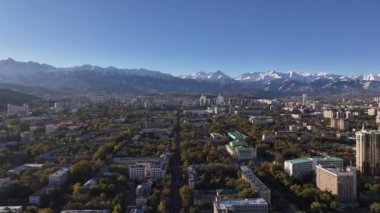  Güneşli bir sonbahar sabahında Kazak şehri Almaty 'nin orta kısmının dördüncünün görüntüsü