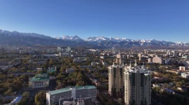  Güneşli bir sonbahar sabahında Kazak şehri Almaty 'nin orta kısmının dördüncünün görüntüsü