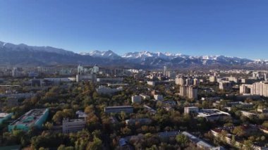  Güneşli bir sonbahar sabahında Kazak şehri Almaty 'nin orta kısmının dördüncünün görüntüsü