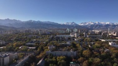  Güneşli bir sonbahar sabahında Kazak şehri Almaty 'nin orta kısmının dördüncünün görüntüsü