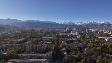  Güneşli bir sonbahar sabahında Kazak şehri Almaty 'nin orta kısmının dördüncünün görüntüsü