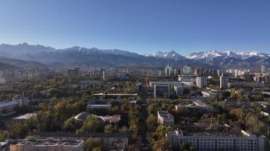  Güneşli bir sonbahar sabahında Kazak şehri Almaty 'nin orta kısmının dördüncünün görüntüsü