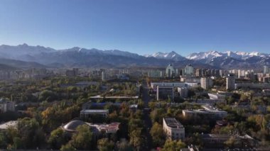  Güneşli bir sonbahar sabahında Kazak şehri Almaty 'nin orta kısmının dördüncünün görüntüsü