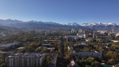  Güneşli bir sonbahar sabahında Kazak şehri Almaty 'nin orta kısmının dördüncünün görüntüsü