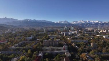  Güneşli bir sonbahar sabahında Kazak şehri Almaty 'nin orta kısmının dördüncünün görüntüsü