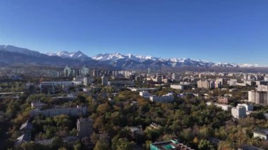  Güneşli bir sonbahar sabahında Kazak şehri Almaty 'nin orta kısmının dördüncünün görüntüsü