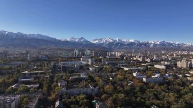  Güneşli bir sonbahar sabahında Kazak şehri Almaty 'nin orta kısmının dördüncünün görüntüsü