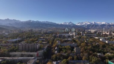  Güneşli bir sonbahar sabahında Kazak şehri Almaty 'nin orta kısmının dördüncünün görüntüsü