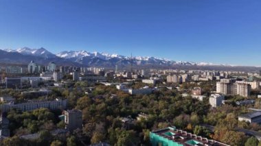  Güneşli bir sonbahar sabahında Kazak şehri Almaty 'nin orta kısmının dördüncünün görüntüsü