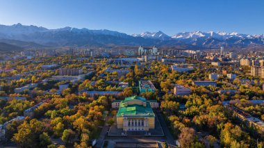 Bir sonbahar sabahı Kazak şehri olan Almaty ve Opera ve Bale Tiyatrosu 'ndan görüntüler