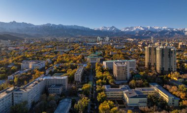 Güneşli bir sonbahar sabahında Kazak şehri Almaty 'nin orta kısmının dördüncünün görüntüsü