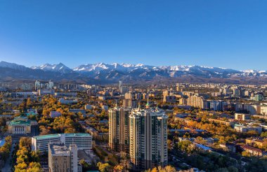 Güneşli bir sonbahar sabahında Kazak şehri Almaty 'nin orta kısmının dördüncünün görüntüsü