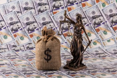 Bu figür ve üzerinde Amerikan doları sembolü olan 100 dolarlık banknotlar olan bir çanta.