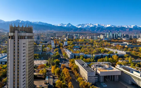 Güneşli bir sonbahar sabahında Kazak şehri Almaty 'nin orta kısmının dördüncünün görüntüsü