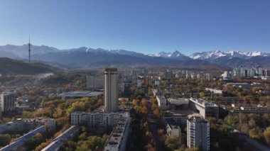 Güneşli bir sonbahar sabahında Kazak şehri Almaty 'nin orta kısmının dördüncünün görüntüsü