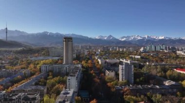 Güneşli bir sonbahar sabahında Kazak şehri Almaty 'nin orta kısmının dördüncünün görüntüsü