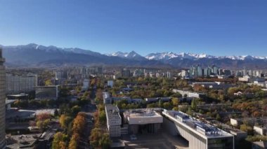 Güneşli bir sonbahar sabahında Kazak şehri Almaty 'nin orta kısmının dördüncünün görüntüsü