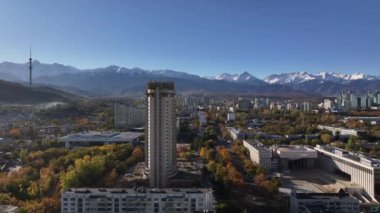 Güneşli bir sonbahar sabahında Kazak şehri Almaty 'nin orta kısmının dördüncünün görüntüsü