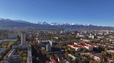 Güneşli bir sonbahar sabahında Kazak şehri Almaty 'nin orta kısmının dördüncünün görüntüsü