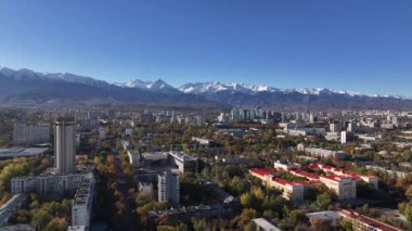 Güneşli bir sonbahar sabahında Kazak şehri Almaty 'nin orta kısmının dördüncünün görüntüsü