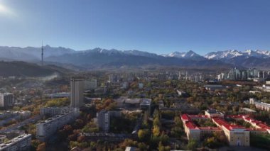 Güneşli bir sonbahar sabahında Kazak şehri Almaty 'nin orta kısmının dördüncünün görüntüsü