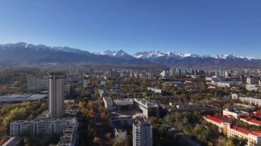 Güneşli bir sonbahar sabahında Kazak şehri Almaty 'nin orta kısmının dördüncünün görüntüsü