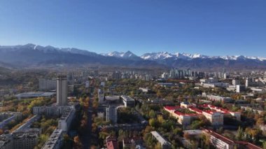 Güneşli bir sonbahar sabahında Kazak şehri Almaty 'nin orta kısmının dördüncünün görüntüsü